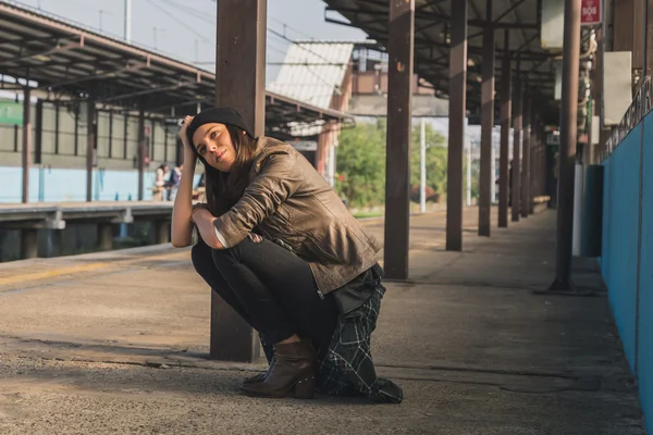 Pen jente som poserer på en metrostasjon – stockfoto