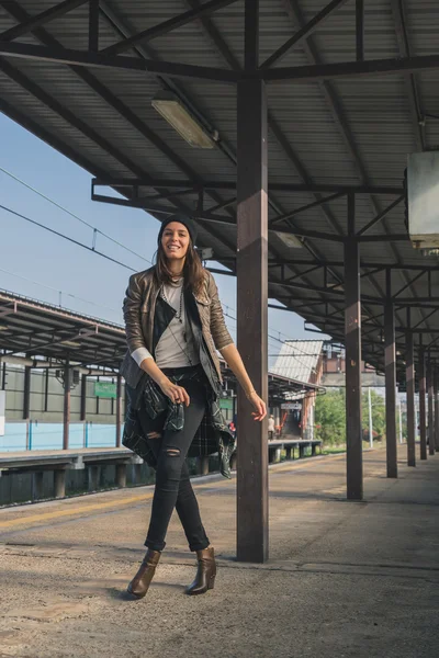 Hezká dívka pózuje v stanici metra — Stock fotografie