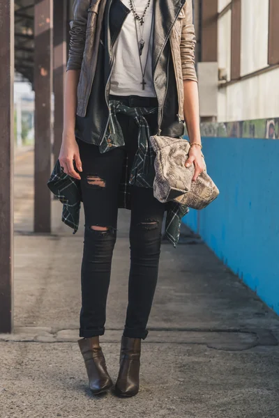 Detalhe da menina bonita posando em uma estação de metro — Fotografia de Stock