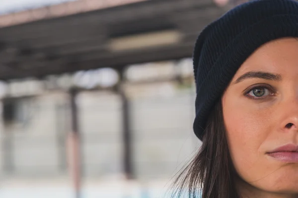 Diviso volto di bella ragazza in posa in una stazione della metropolitana — Foto Stock