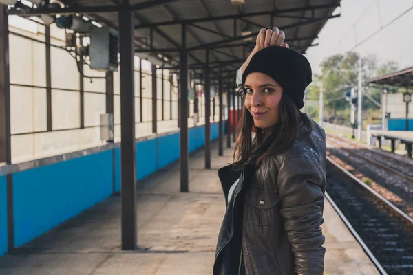 Mooi meisje poseren in een metro station. — Stockfoto