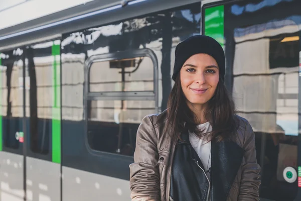 Hezká dívka pózuje v stanici metra — Stock fotografie