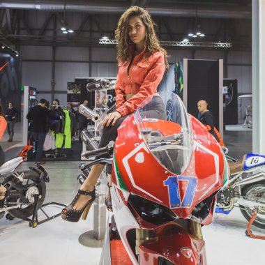 Model Eicma 2014 Milan, İtalya, poz