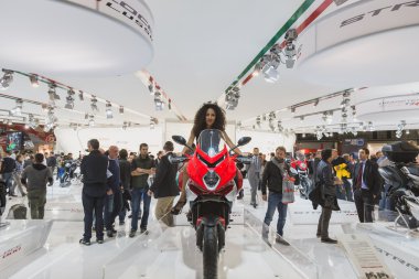 Güzel model Eicma 2014 Milan, İtalya, poz