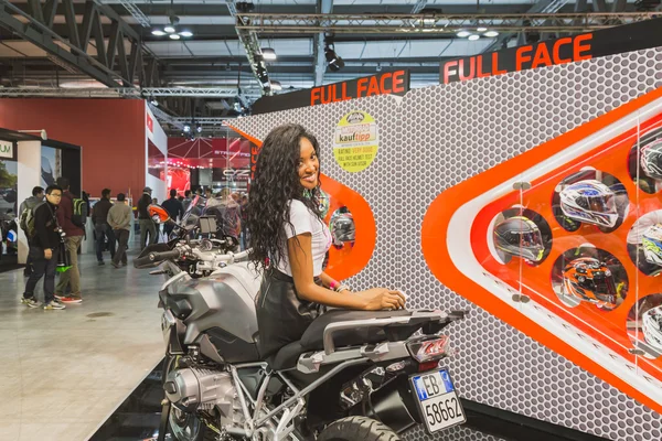 Modelo posando na EICMA 2014 em Milão, Itália — Fotografia de Stock