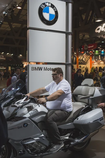 Mensen bij Eicma 2014 in Milaan, Italië — Stockfoto