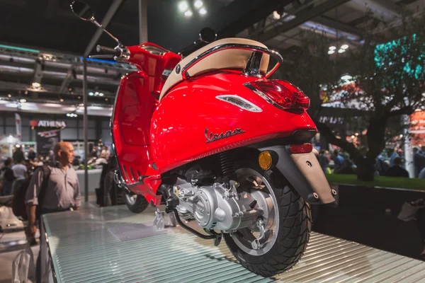 Vespa scooter em exposição no EICMA 2014 em Milão, Itália — Fotografia de Stock