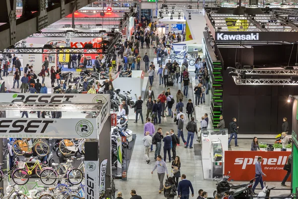 Vue de dessus des personnes et des cabines à l'EICMA 2014 à Milan, Italie — Photo