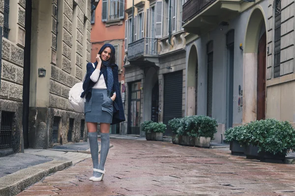 Hermosa chica posando en las calles de la ciudad —  Fotos de Stock