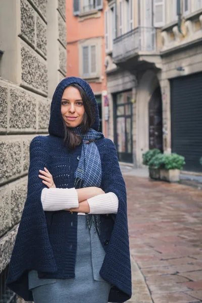 Schöne Mädchen posiert in den Straßen der Stadt — Stockfoto