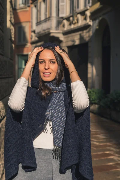 Hermosa chica posando en las calles de la ciudad — Foto de Stock