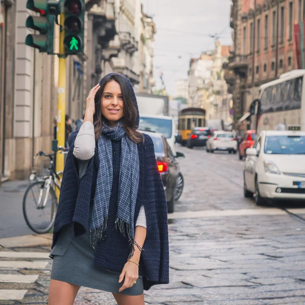 Menina bonita posando nas ruas da cidade — Fotografia de Stock