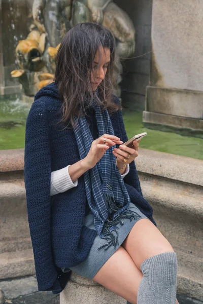 Hermosa chica mensajes de texto en las calles de la ciudad —  Fotos de Stock