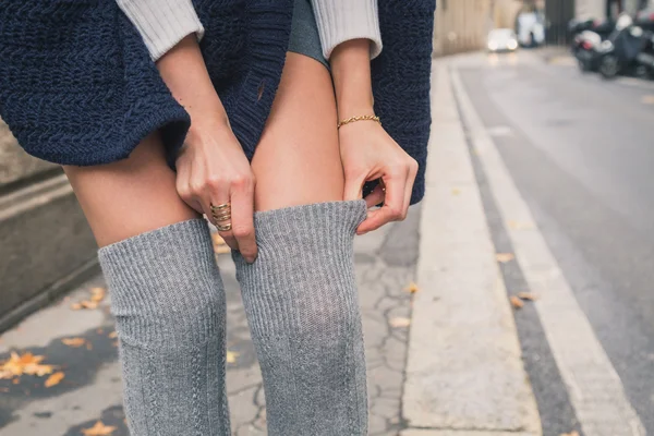 一个漂亮的女孩，在城市的街道构成的细节 — 图库照片