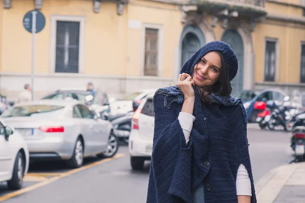 Beautiful girl posing in the city streets — Stock Photo, Image