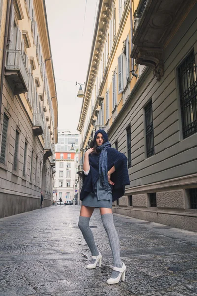 Mooi meisje poseren in de straten van de stad — Stockfoto