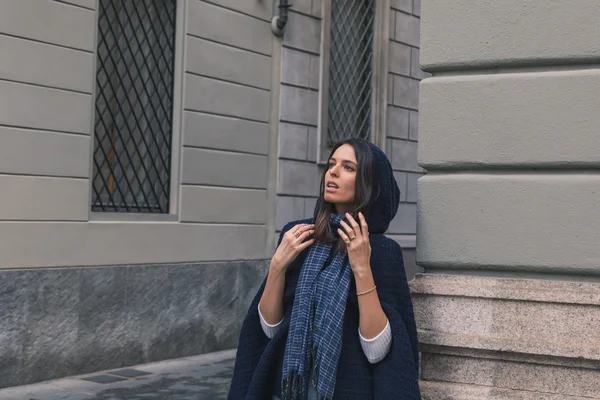 Beautiful girl posing in the city streets — Stock Photo, Image