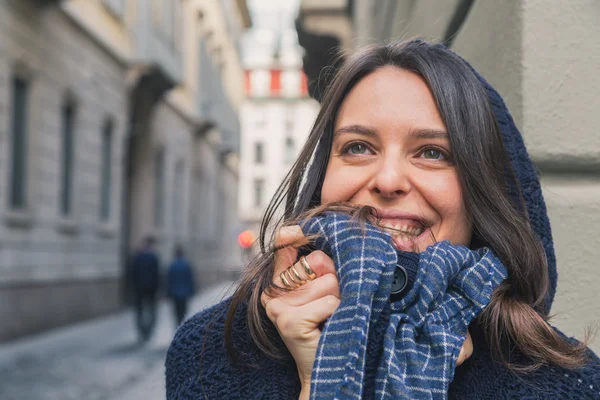 Schöne Mädchen posiert in den Straßen der Stadt — Stockfoto