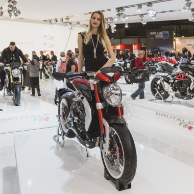 Güzel model Eicma 2014 Milan, İtalya, poz