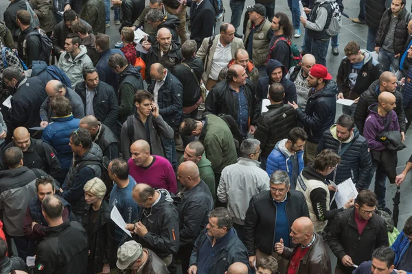 Mensen bij Eicma 2014 in Milaan, Italië — Stockfoto
