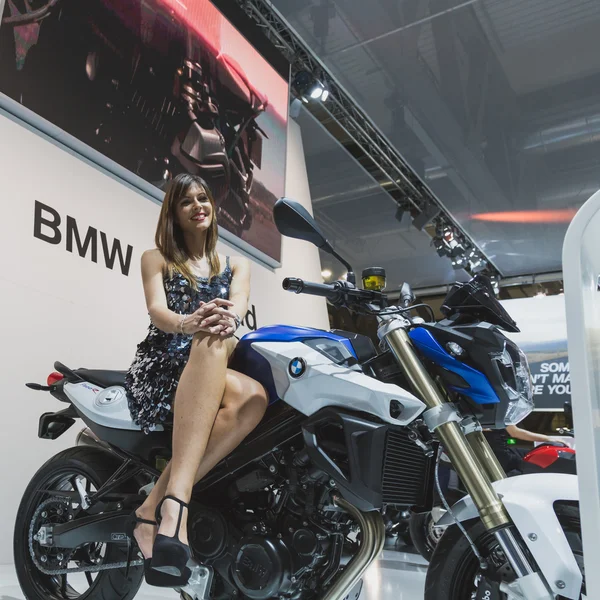 Modèle posant sur moto BMW à l'EICMA 2014 à Milan, Italie — Photo