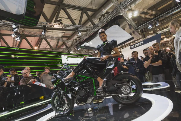 Beau modèle posant à EICMA 2014 à Milan, Italie — Photo