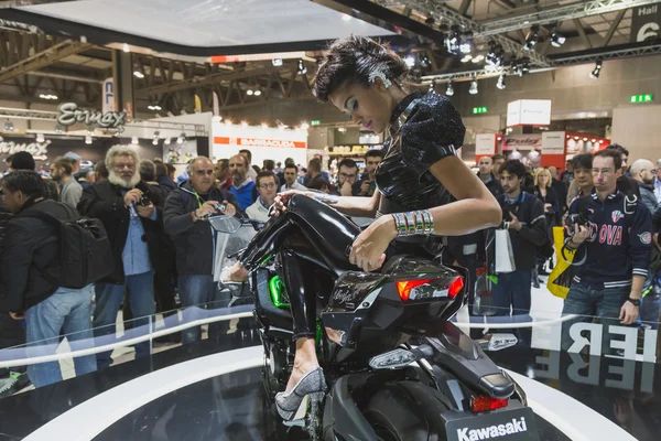 Hermosa modelo posando en EICMA 2014 en Milán, Italia —  Fotos de Stock