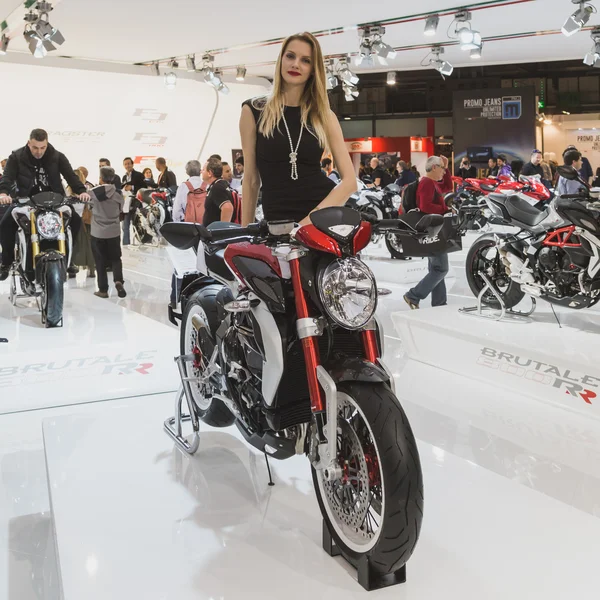 Красивая модель позирует на EICMA 2014 в Милане, Италия — стоковое фото