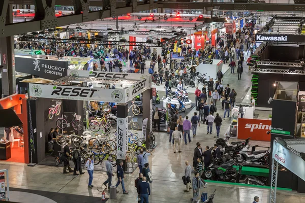 Vista superior de pessoas e estandes no EICMA 2014 em Milão, Itália — Fotografia de Stock