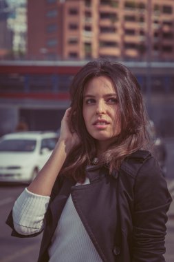 Güzel kız şehir sokaklarda poz
