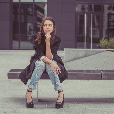 Güzel kız şehir sokaklarda poz