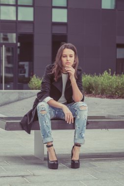 Güzel kız şehir sokaklarda poz