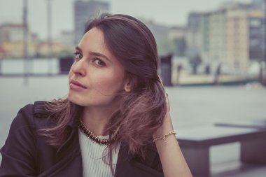 Güzel kız şehir sokaklarda poz