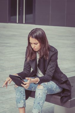 Güzel kız onun tablet ile çalışma