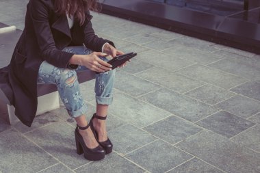 Güzel kız onun tablet ile çalışma