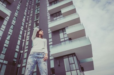 Güzel kız şehir sokaklarda poz