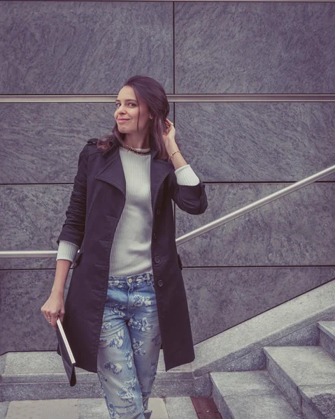 Pretty girl posing in the city streets — Stock Photo, Image