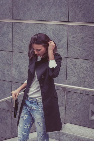 Chica bonita posando en las calles de la ciudad — Foto de Stock