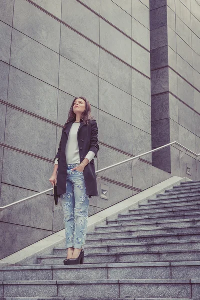 Chica bonita posando en las calles de la ciudad —  Fotos de Stock