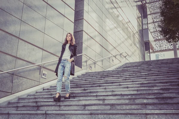 Bella ragazza in posa per le strade della città — Foto Stock