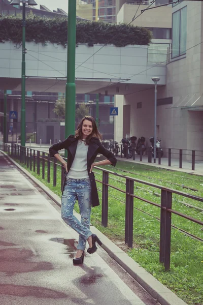 Pretty girl posing in the city streets — Stock Photo, Image