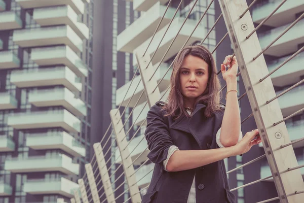 Jolie fille posant dans les rues de la ville — Photo