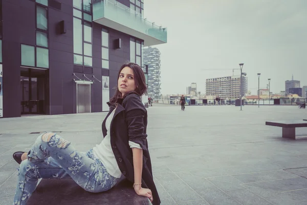 Chica bonita posando en las calles de la ciudad —  Fotos de Stock