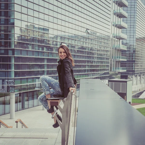 Güzel kız şehir sokaklarda poz