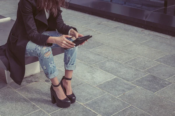 Menina bonita trabalhando com seu tablet — Fotografia de Stock