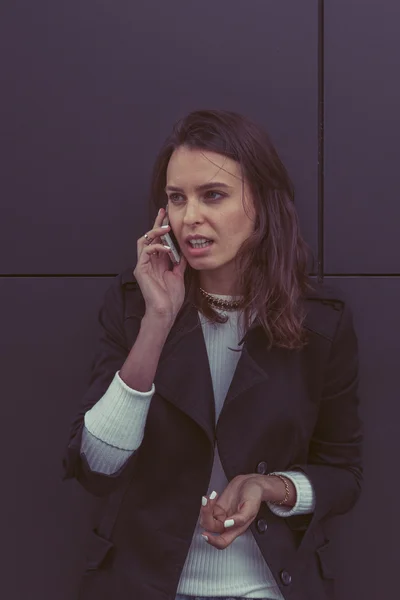 Pretty girl talking on phone in the city streets — Stock Photo, Image