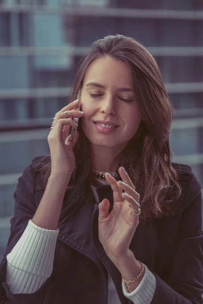 Söt flicka prata telefon på stadens gator — Stockfoto