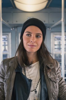 Metro arabayla poz güzel kız