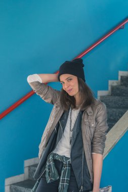 Bir metro istasyonu poz güzel kız