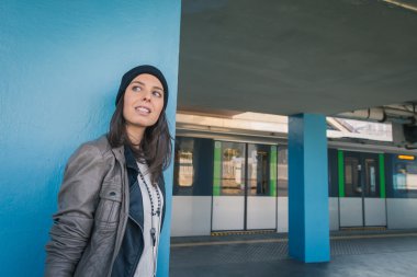 Bir metro istasyonu poz güzel kız